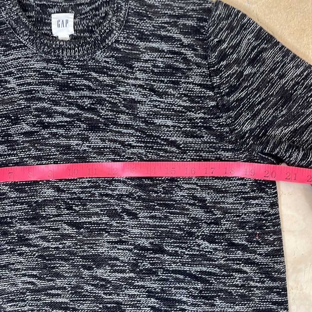 ⭐️ GAP black white and grey crew-neck sweater- size medium - Picture 4 of 7